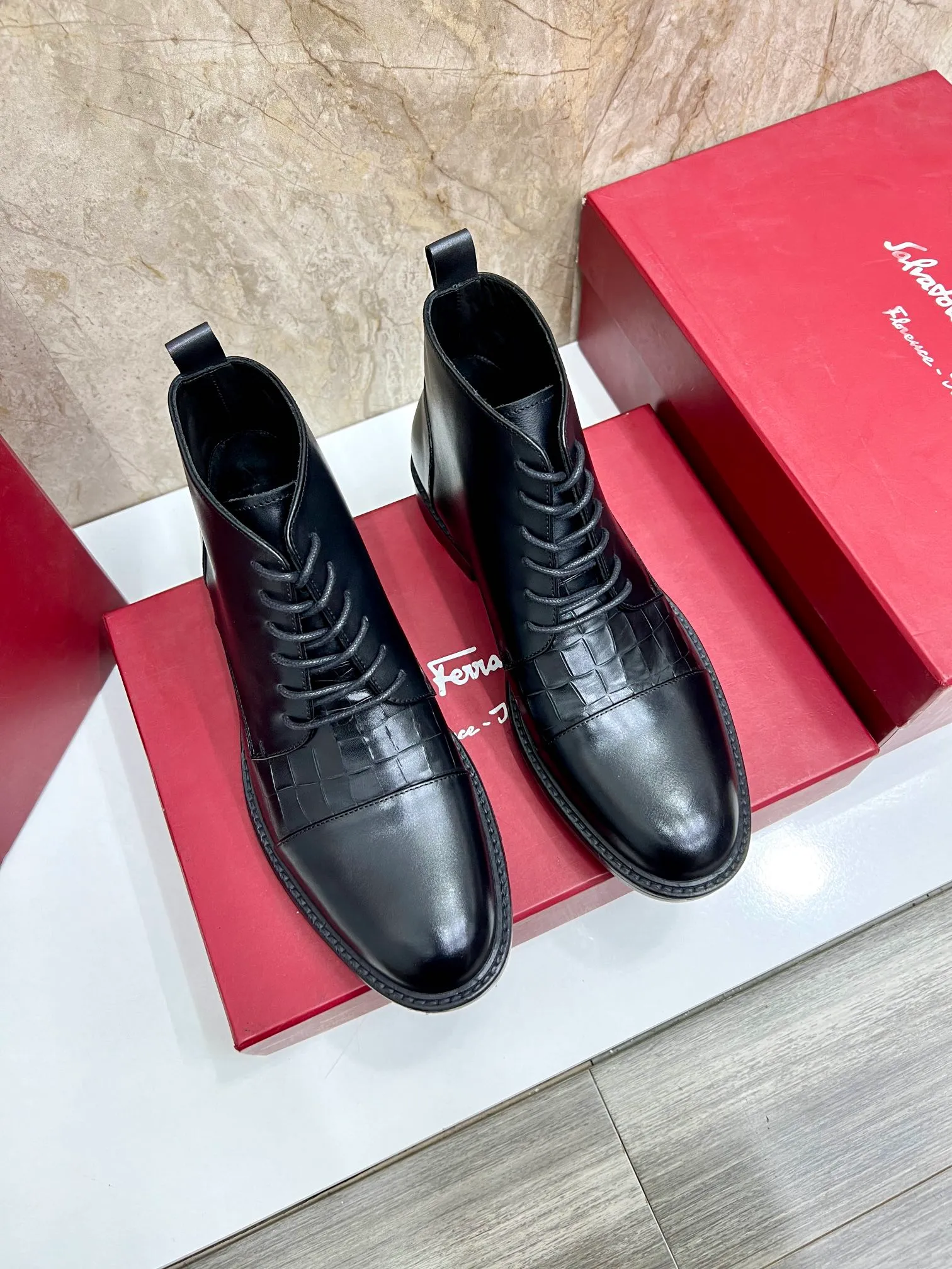 Original order quality: Men's shoes 💰700 Brand: Ferragamo (Ferragamo) One size larger: Men's size 38-44 (45 customized) Grade: Same style as the official website High-end men's shoes Material: Original cowhide, cowhide lining, original outsole Style category: Chelsea men's boots Fashion trend Color: Actual picture